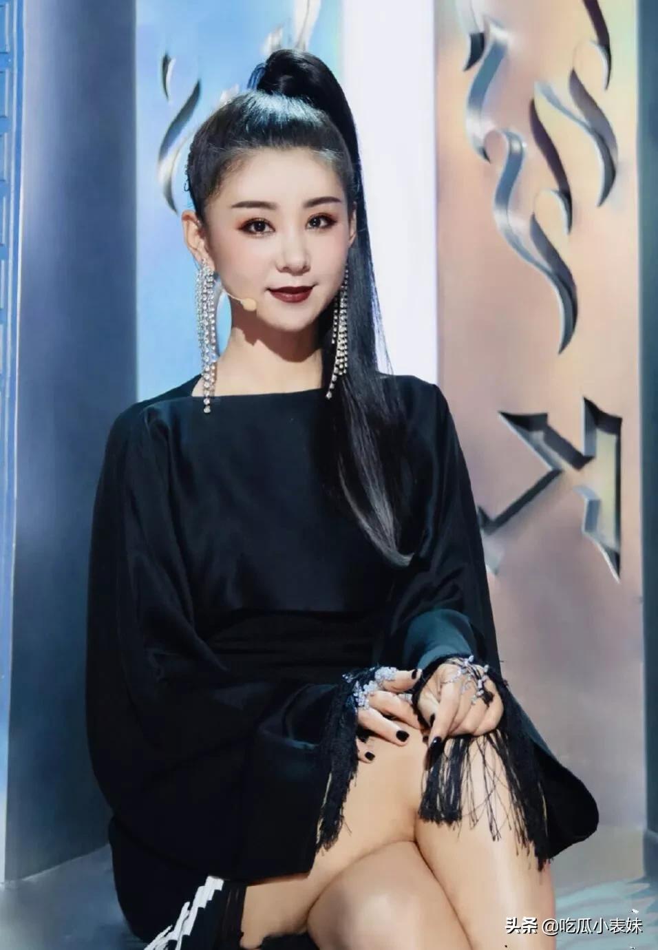 李小萌，圆圆的脸蛋，两眼有神，网友：太可爱了