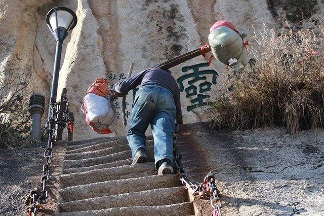 華山挑夫可能無人再接班：擔140斤走2公裡，賺的都是血汗錢