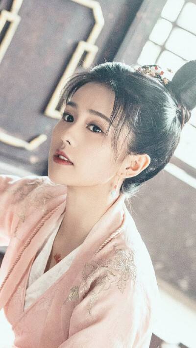 因林少春一角我记住了她，青春靓丽的形象深深地印在了我的脑海里