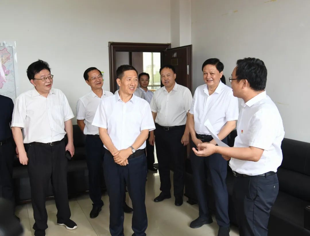 许忠建走访市人大常委会、市政府、市政协机关时强调 奋发图强 争先进位 齐心协力把怀化的工作做得更好