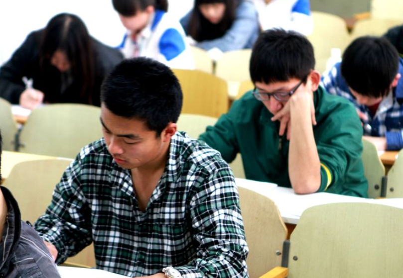 高中生370分，该参加高考还是走单招？过来人分析利弊幸亏选对了