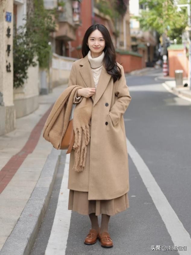 入秋后才发现：不流行靴子了！满大街都在穿“乐福鞋”，洋气百搭