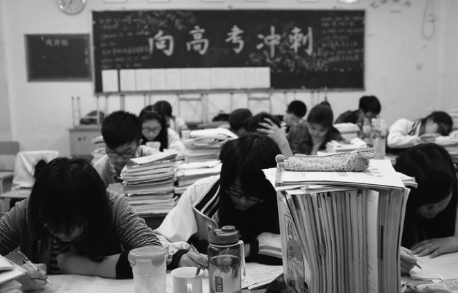 16年前，那个高考故意交白卷的河南“零分少女”，如今怎样了？