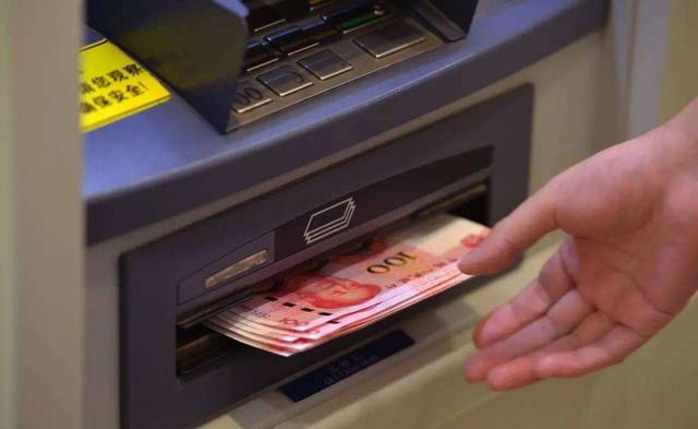 2006年，小伙因ATM机故障多取17万，被判无期后不服，重审改判5年