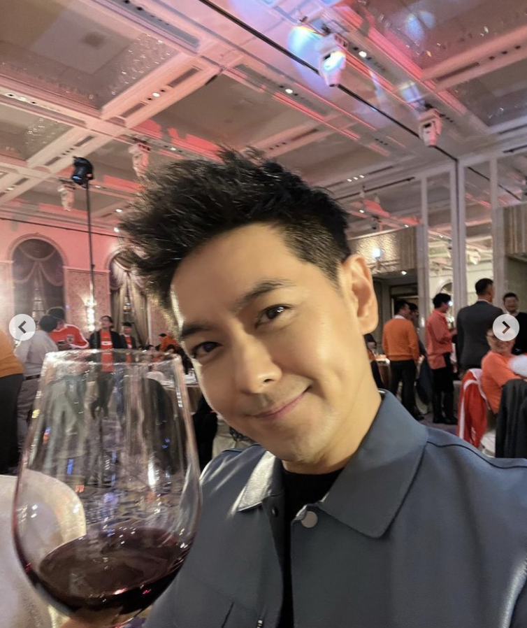 林志颖携弟弟参加年会，合唱18岁时成名曲，小志保养年轻更像弟弟