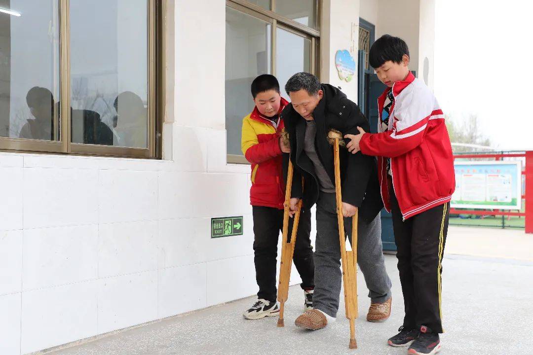 三尺讲台上的奉献——记东明县武胜桥镇沙堌堆小学张洪亮老师