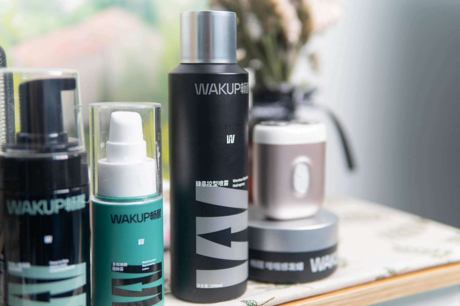 轻松搞定日常发型，畅醒发蜡、定型喷雾让你秒变精致男孩清爽干净