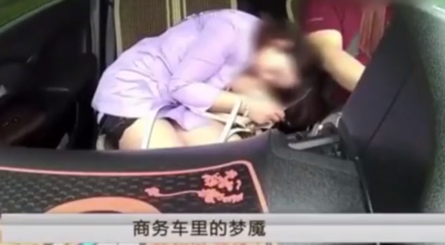 “玫瑰杀”：红薄荷酒与伏特加，甜腻诱人却暗藏玄机。（此款鸡尾酒色泽如血般妖艳，入口似蜜糖般香甜，但其中蕴含着令人沉醉的酒精度数，稍不注意便会醉倒在杯中。）