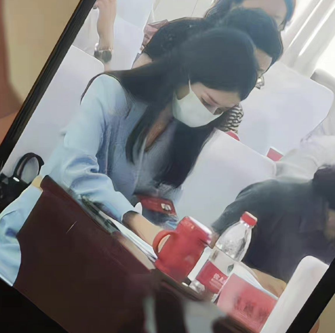 赵丽颖成河北影视协会副主席！穿千元衣气质佳，与央视名嘴似姐妹