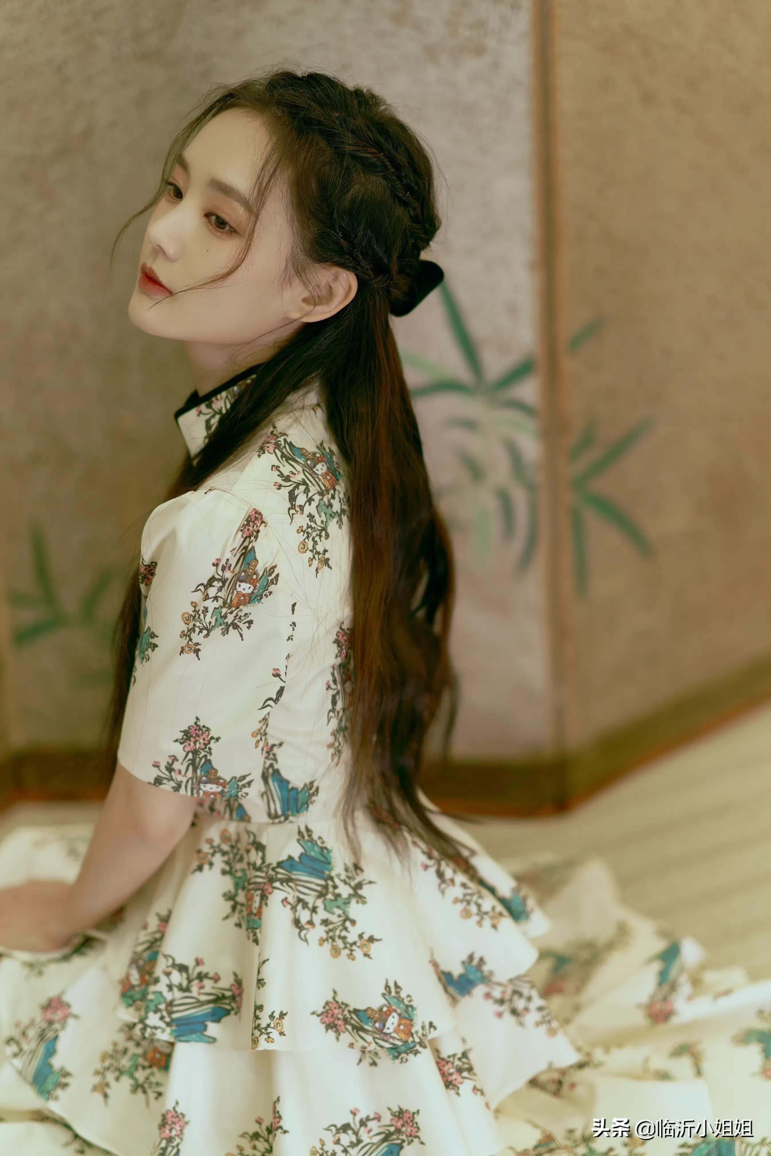 李一桐，出水芙蓉般的美貌少女，柔情似水的气息，美爆啦