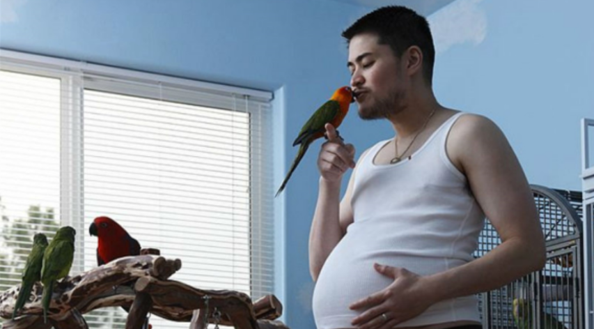 真实故事:美国34岁男子怀孕生女,和2个妻子生下3个孩子,现况如何