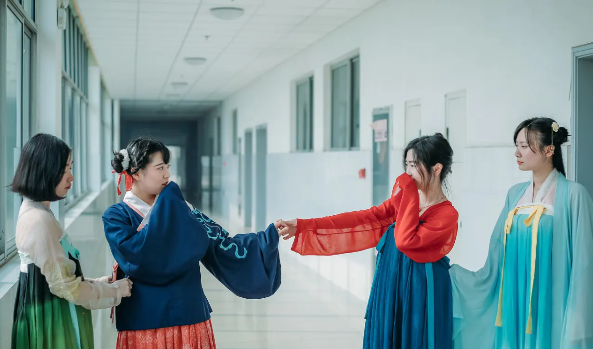 高校男生拒绝博士帽，改穿“进士服”拍毕业照，这身行头不简单啊