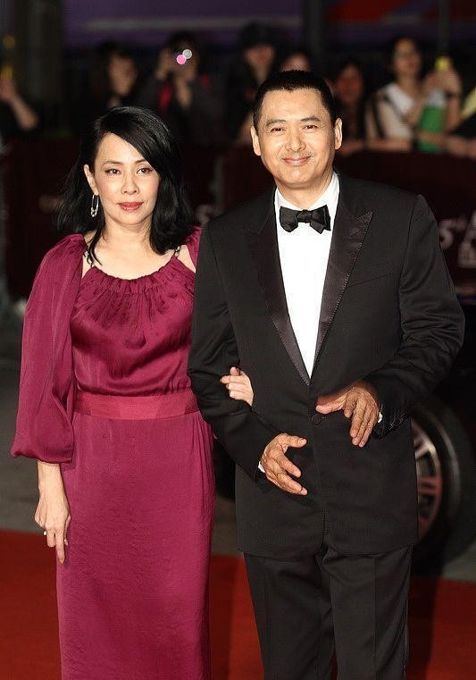 酒红缎面裙穿搭贵气大方(酒红色裙子穿搭)