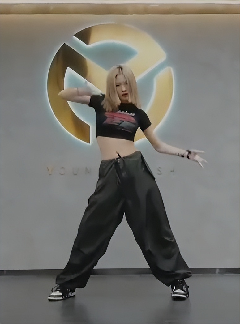 汪峰女儿晒热舞视频，17岁身材火辣舞姿曼妙，穿露脐装秀纤细腰肢