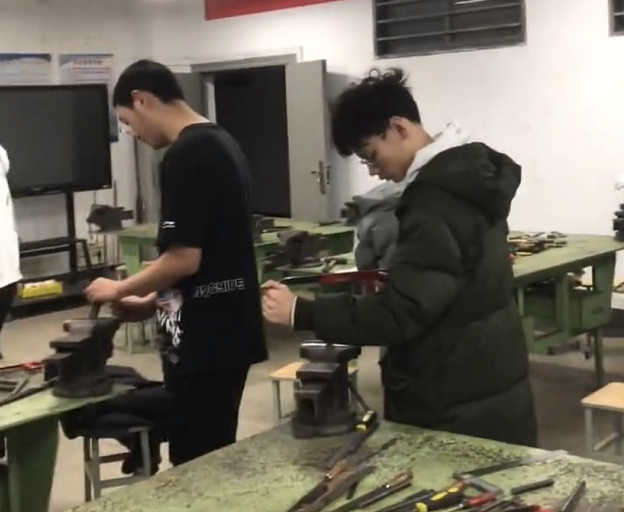 湖北一高校火了，学生上课教室像“车间”，网友纷纷回忆大学时代