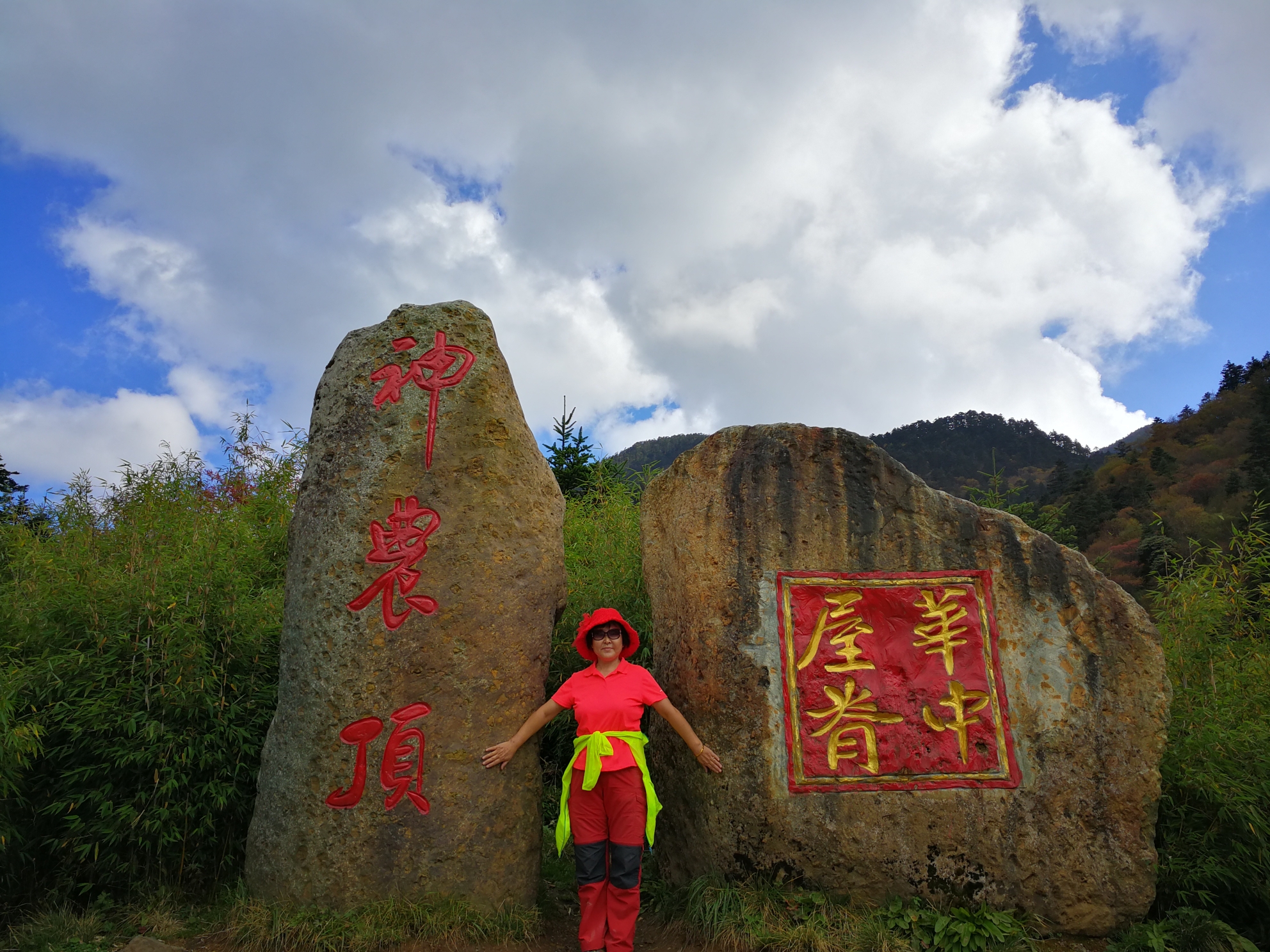 湖北老人收养女婴，捡垃圾供上大学，28年后女孩带老人自驾游全国