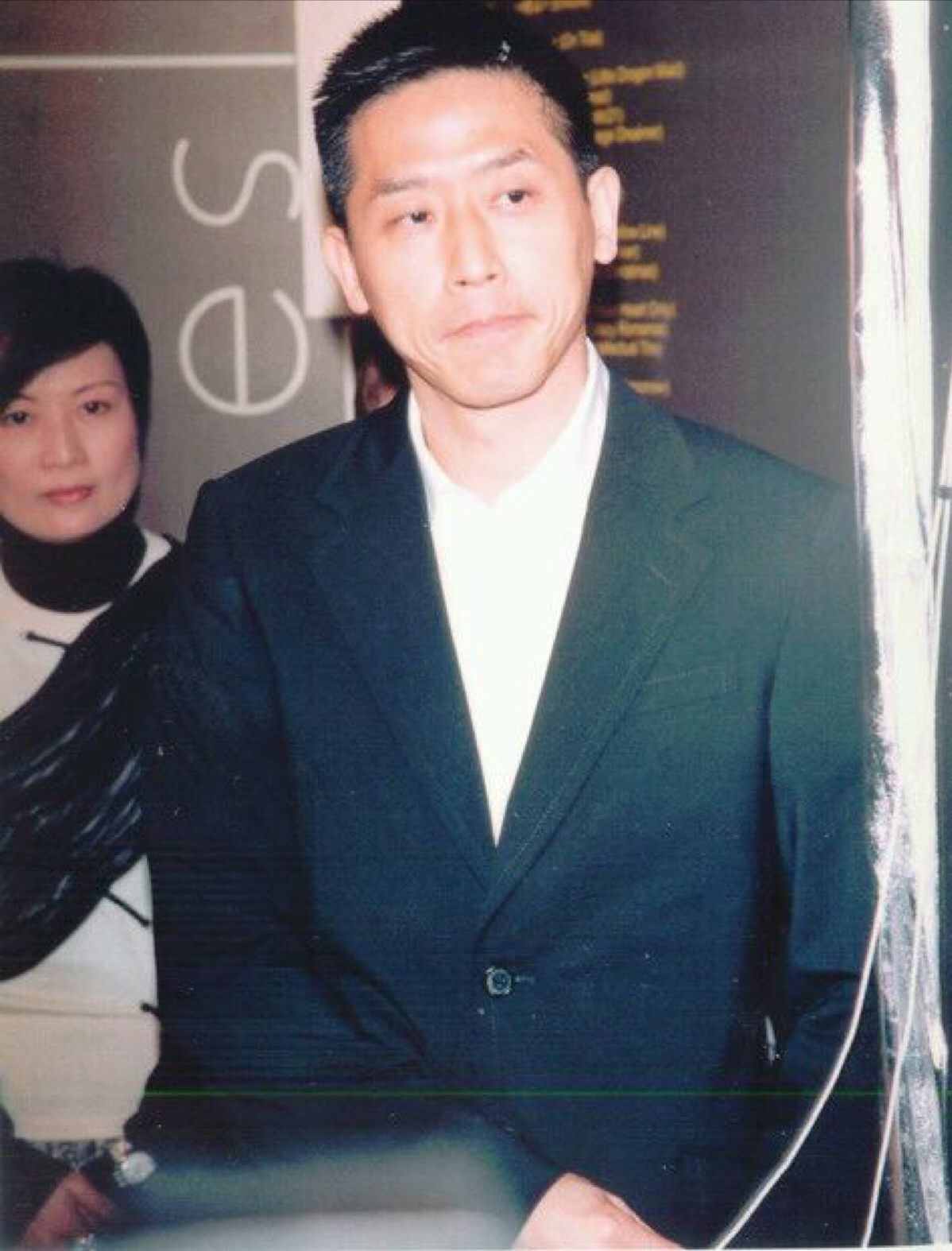 著名编剧魏绍恩曾用两个字评价他:硬净.