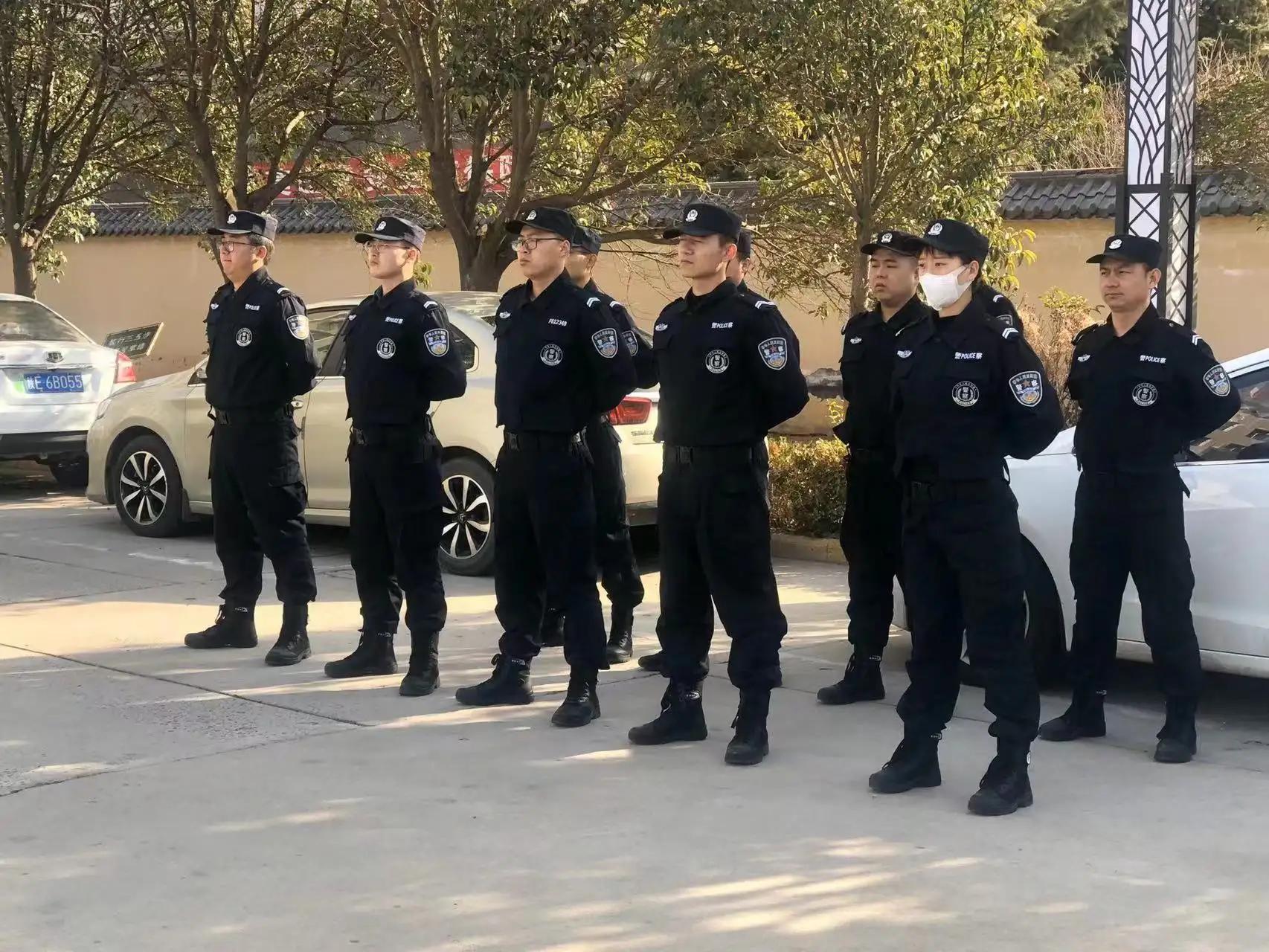 积极克服工训矛盾,扎实开展春训练兵整风活动,围绕整齐报数,立正,跨立