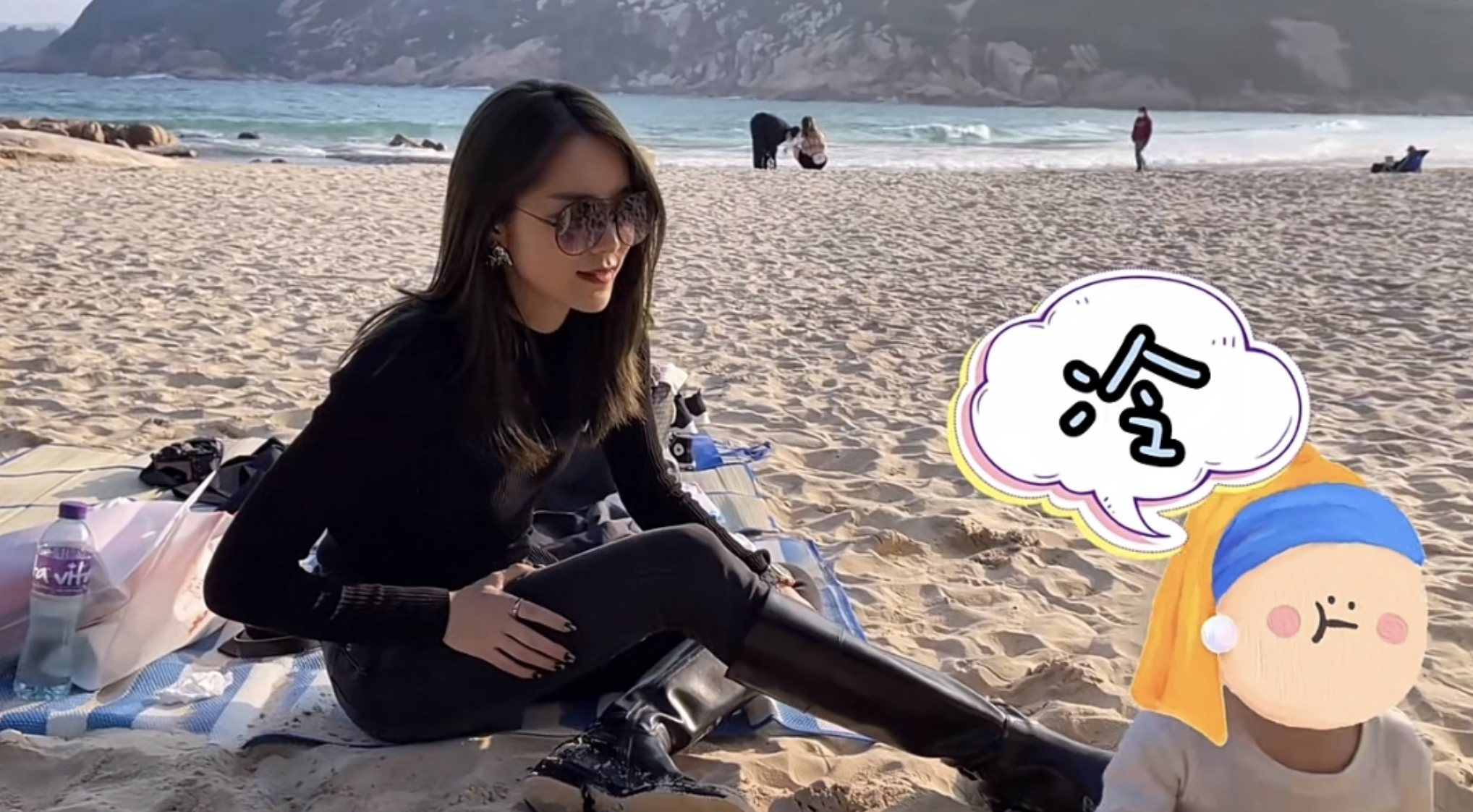 林峯携妻儿海边度假，拥女儿入怀被喊爸爸，格格大脑门被赞有福气