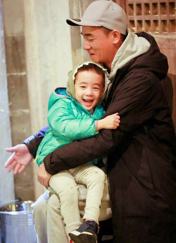 应采儿探班陈小春，带儿子游乐场玩耍，Jasper与小朋友互动好可爱