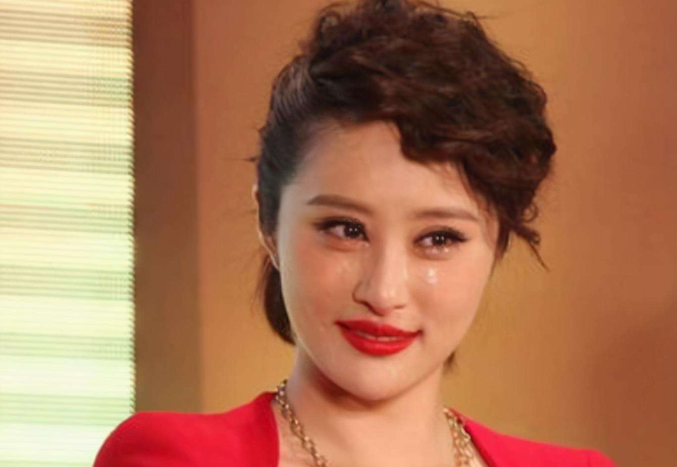 因“丑女”走红的李欣汝，得罪张艺谋后退圈，如今生活怎么样？