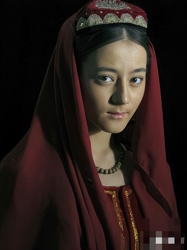 “金鹰女神”迪丽热巴:靠杨幂爆红,工作四年无休,沦为无戏可拍