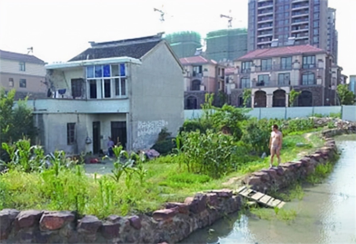 苏州一拆迁户，矮楼被别墅群包围，1000万也不拆，回家还得渡河