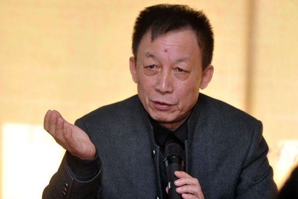 女学生高呼“易老师我想嫁给你”，易中天巧妙回答，赢得全场掌声