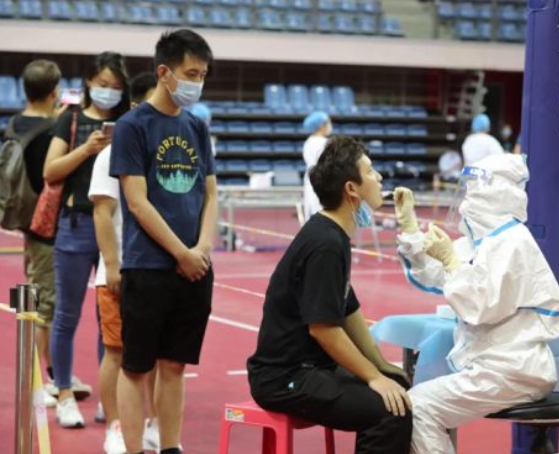 某高校成隔离点，学校粗暴转运学生物品，学校道歉并作出承诺