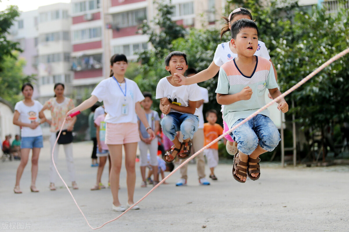 教师宣誓：绝不违规有偿补课；网友：老师个个咋灰头土脸？