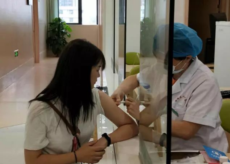 大学生的“3点1线”生活有多好？一盘天价高校菜，让学生纷纷吐槽