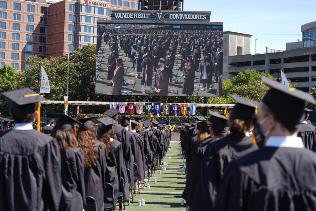 美国大学公布2022毕业生名单，哪些专业受中国学霸青睐？