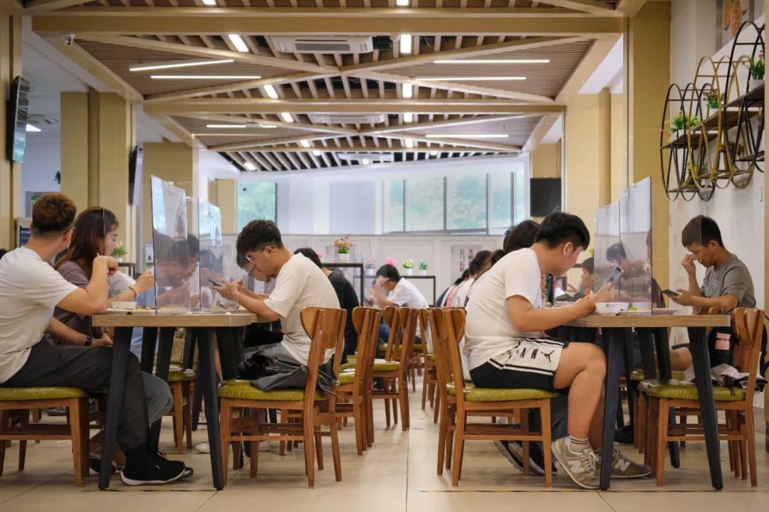 “面朝”大海，坐拥网红咖啡馆！大连一高校“精致生活”曝光，网友：太羡慕！