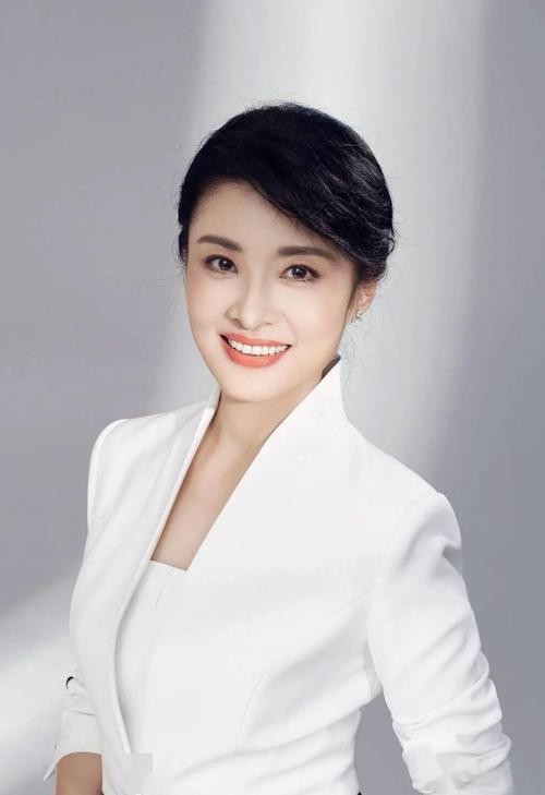 春晚十大美女主持，有的成为冻龄女神，有的结局让人唏嘘