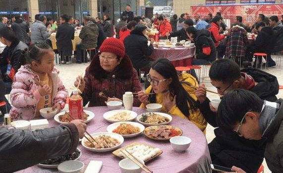 农村学生300分考上大专，父母大摆宴席，亲戚的两个举动让人寒心