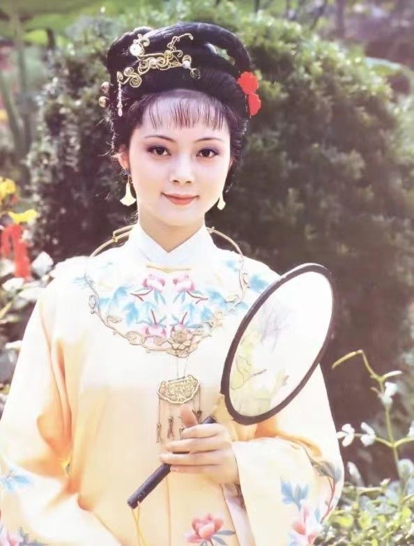 “薛宝钗”张莉身价过亿，56岁依旧未婚，终究难逃“红楼一梦”