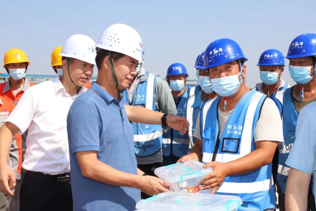 渭南市中心医院领导慰问第六医院建设项目施工一线人员