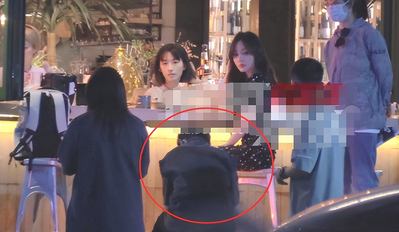 李小璐现身酒吧被批，穿着清凉露出大白腿，俩助理蹲地上为其穿鞋