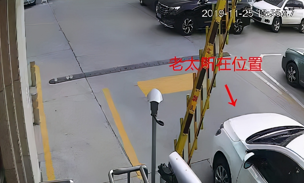 老太躺地遭碾压身亡，家属要求死刑+赔400万，司机：完全看不到人