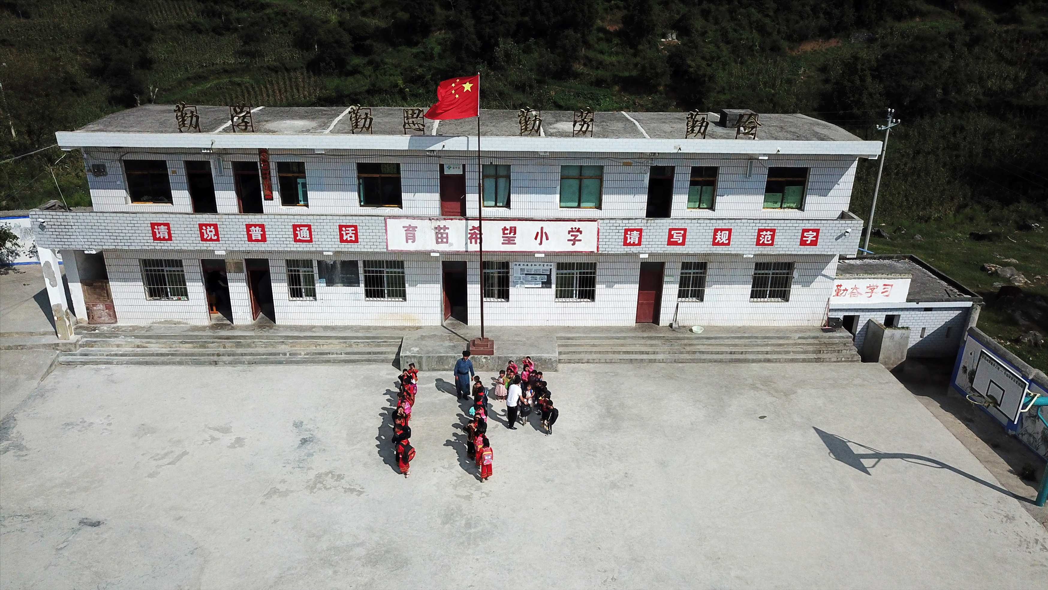 一位有“魔法”的老师，工作不到18年，“干没”4所学校