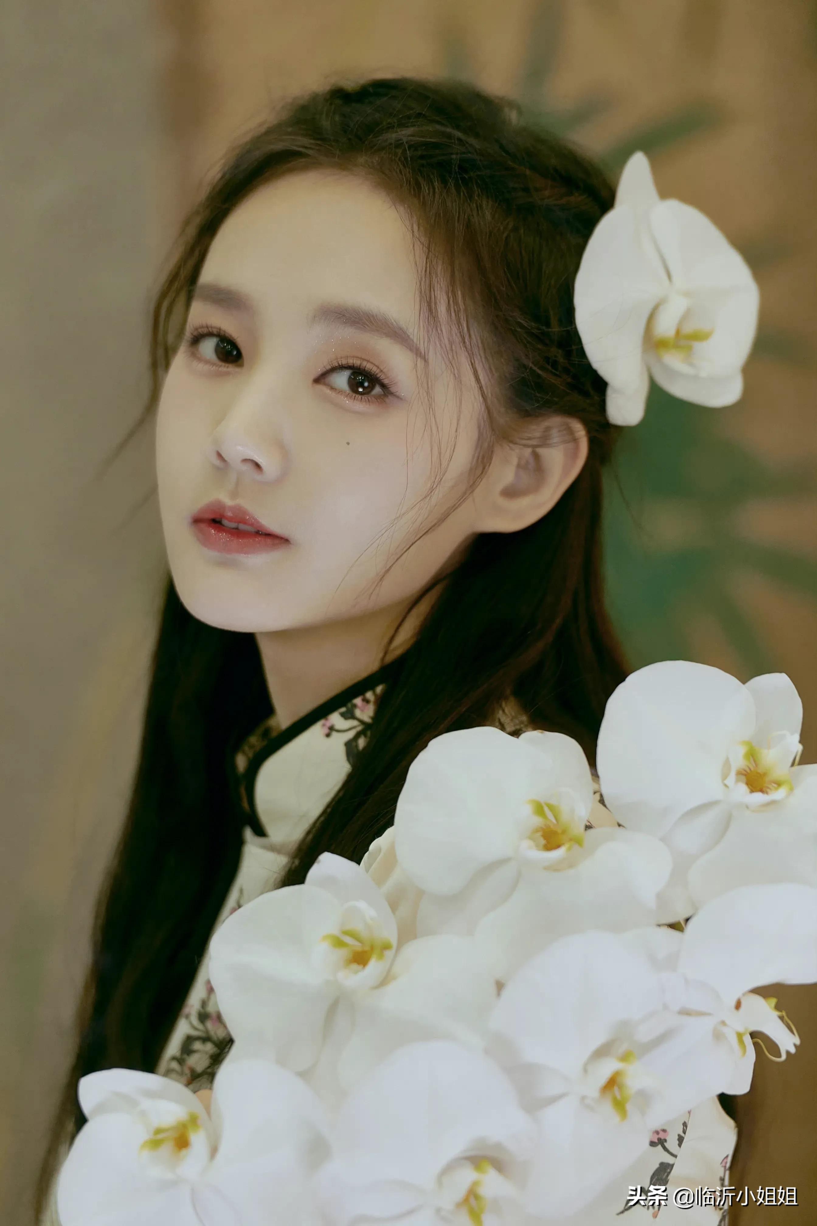 李一桐，出水芙蓉般的美貌少女，柔情似水的气息，美爆啦