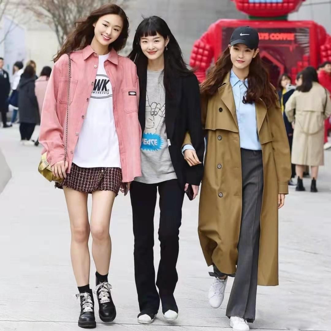 韩国街头穿短裙的人不少，搭配方式各有不同，却都挺有气质的
