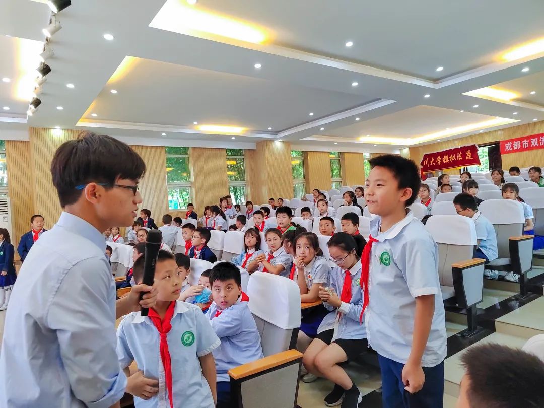 手语普法达人高一老师带队走进双华小学开展“红心普法”活动
