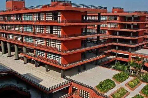 冬奥吉祥物“冰墩墩”可爱爆棚，设计它的学校，却不是985高校