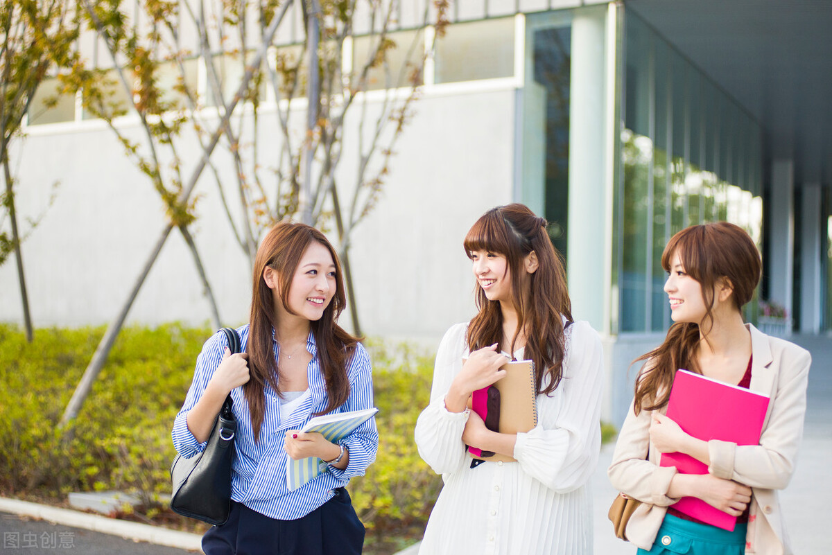 中国大学生英语口语中不定式和动名词述补行为的多因素分析