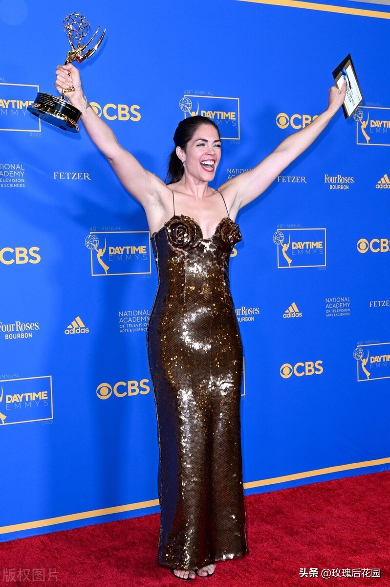 凯利-蒂博亮相颁奖活动，穿吊带亮片连身裙大方有气质，获奖开心