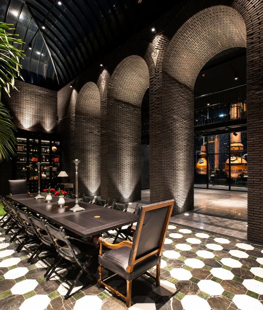 颇具特色的亨利爵士琴酒新酒厂