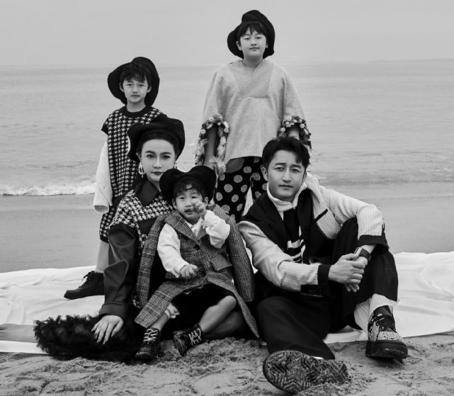 邹市明冉莹颖拍全家福写真，三个儿子暴风长大，轩轩体格赶超爸爸