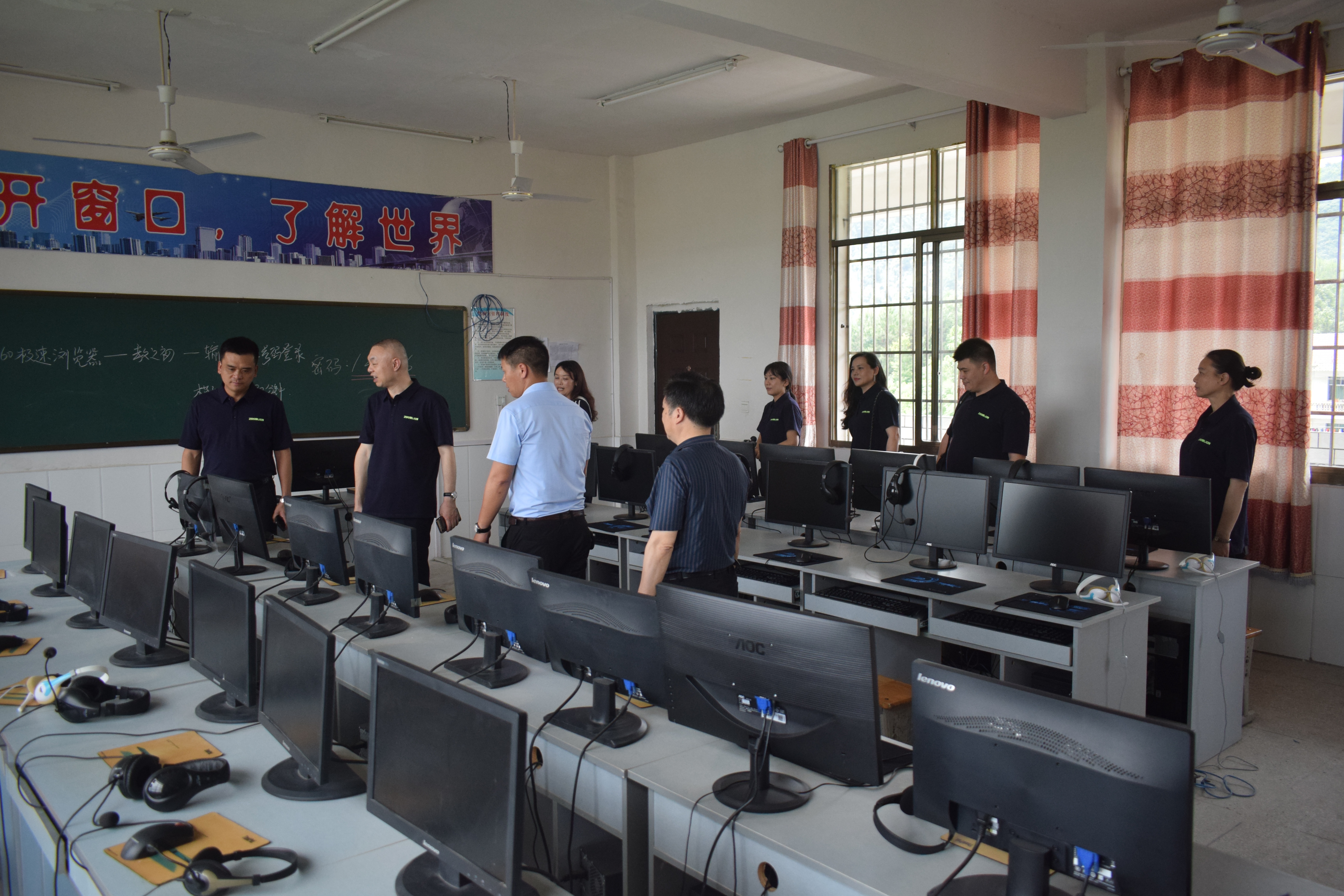 助力跨越数字鸿沟，南宫·NG28重科客户联盟为留守儿童增添全新电教室