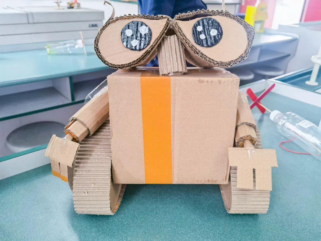 黄甲小学开展“人人参与科技节，我的科技节我做主”科技节活动